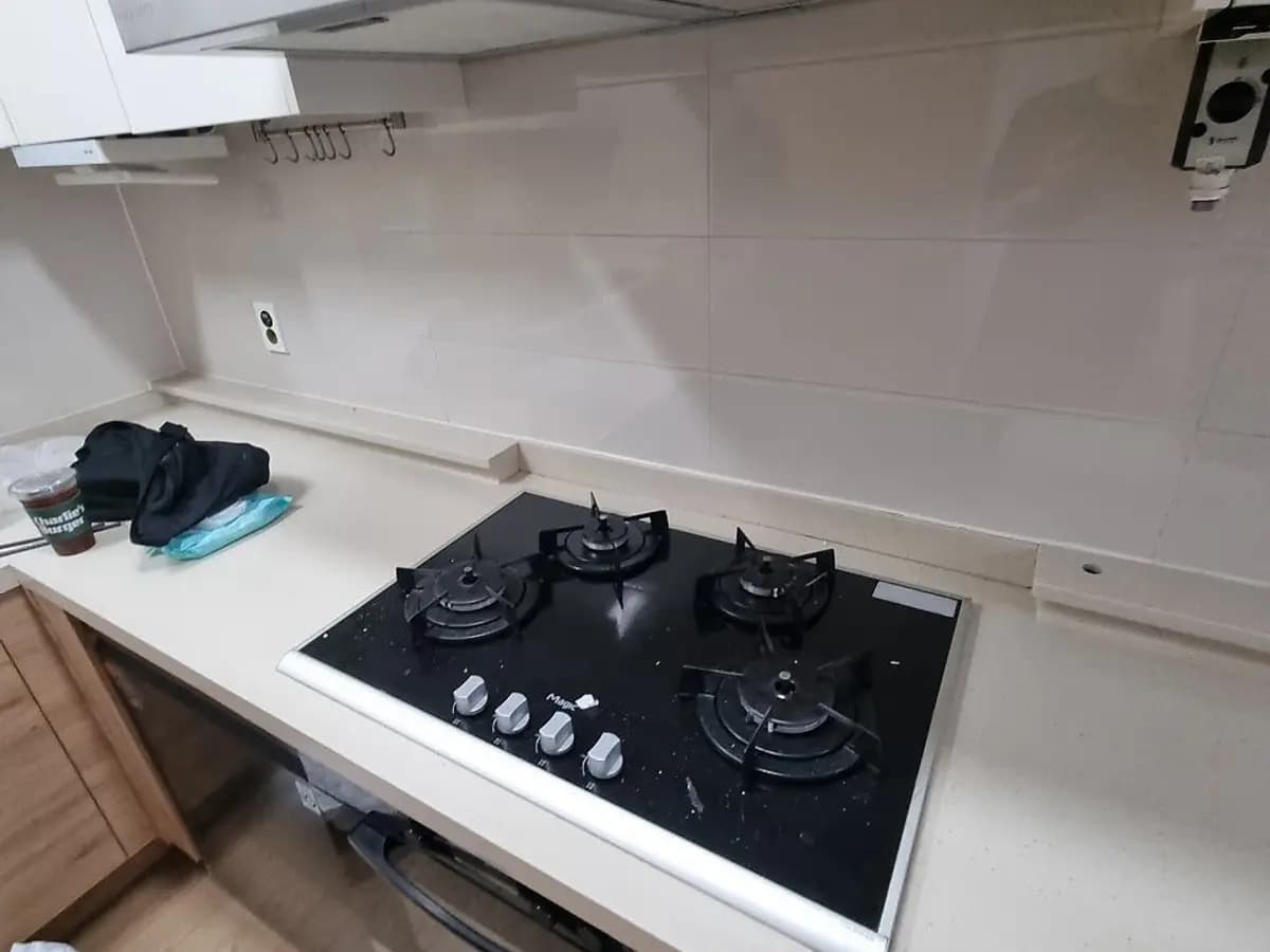주방 가전 자리 맞춤장 제작 시공 현장 — 가스오븐 철거 후 인덕션 상판 메꿈