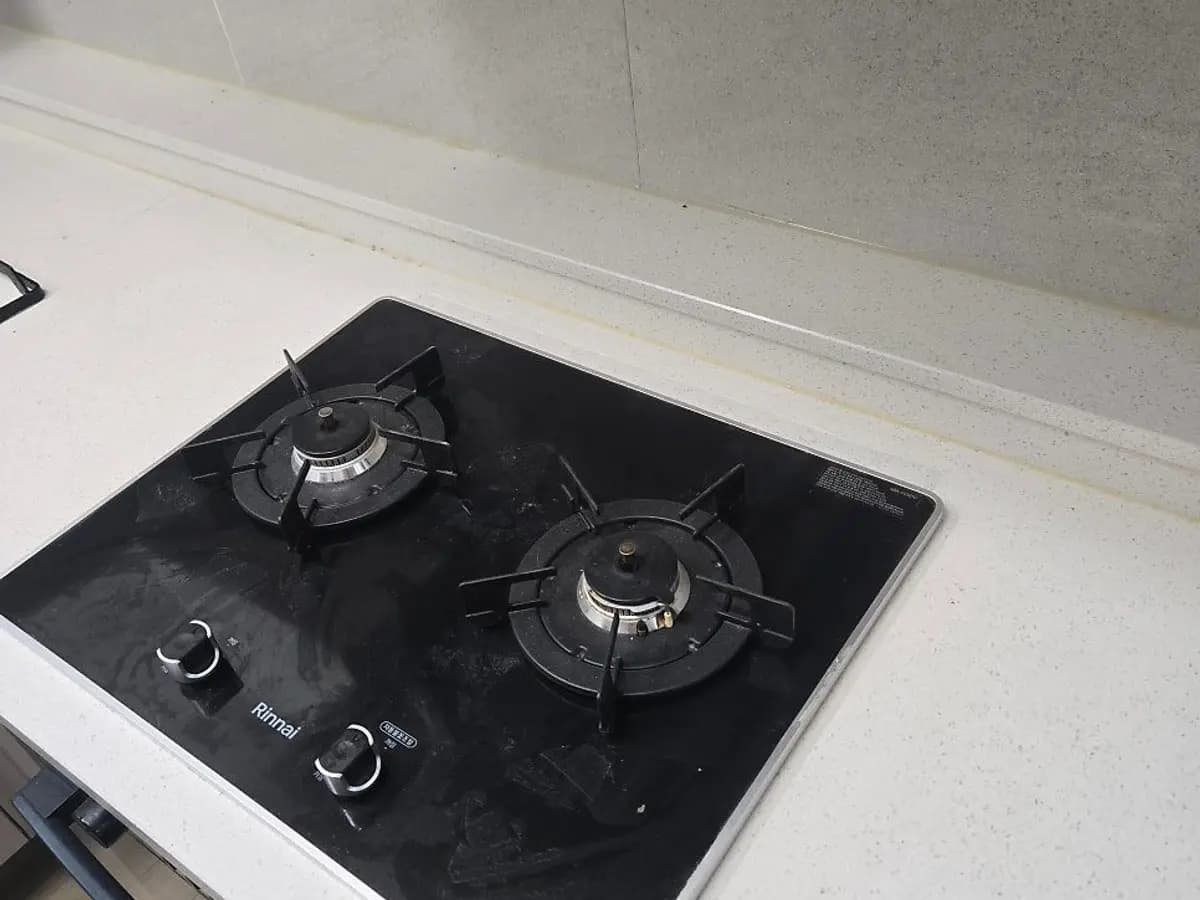 상판 구멍 · 크랙 복원 시공 현장 — 천안 가스레인지 교체 및 엔지니어드스톤 메꿈 현장 필하우스